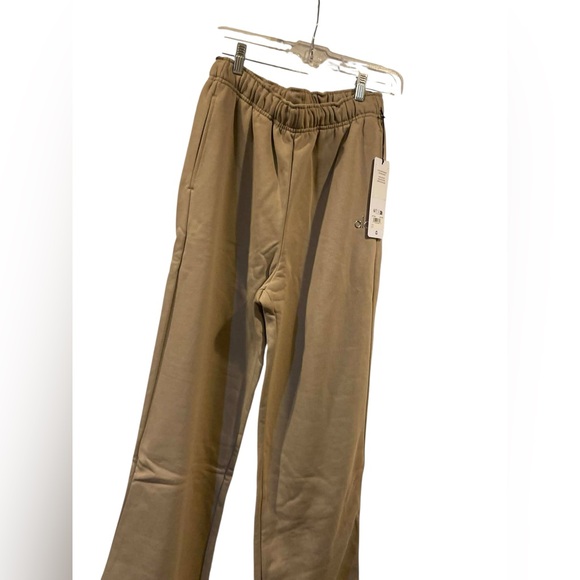 NWT Alo Yoga accolade straight leg pants GRAVEL Size S - Picture 3 of 4